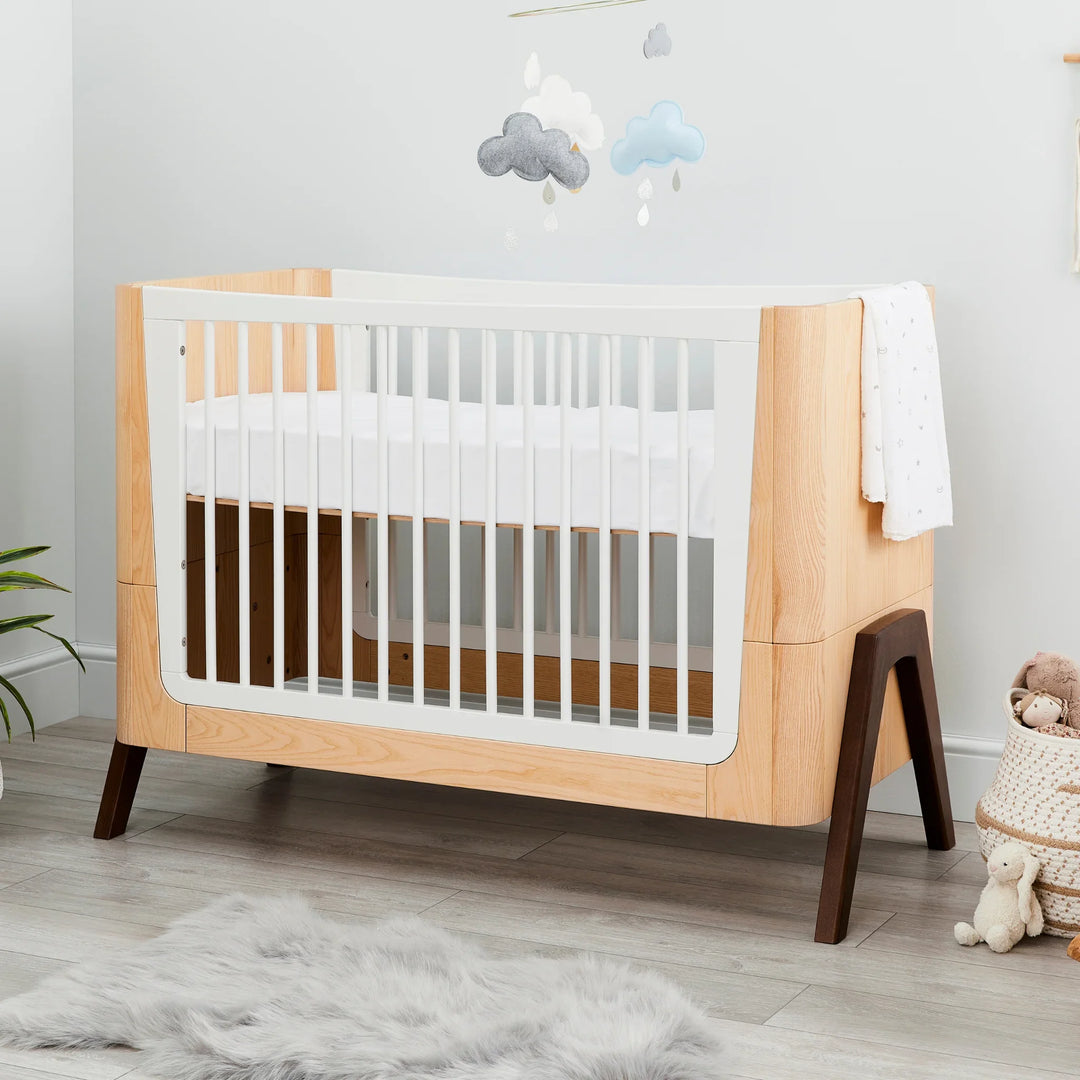 Hera Cot Bed & Bedside Crib Bundle - Frêne naturel | Noyer