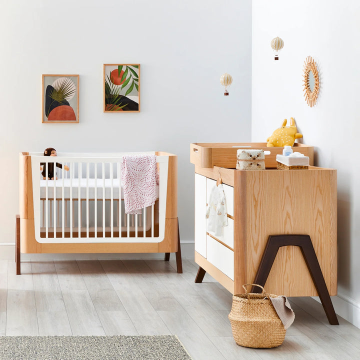 Hera Cot Bed & Bedside Crib Bundle - Frêne naturel | Noyer